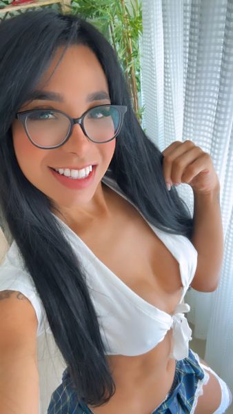 ¡Hola! Sou a sua namoradinha 

Soy Dayane Alves, la llave para la mejor cita de tu vida 😉

Soy una trans con curvas que te harán perder el aliento 🔥, pero mi arma secreta es mi sonrisa, capaz de embriagarte y mostrarte lo cariñosa y simpática que puedo ser 🥰

Además, soy atenta a tus deseos, amable en cada gesto y me encanta bailar hasta el amanecer 💃, pasear de la mano bajo las estrellas ✨ y disfrutar de un emocionante partido de tenis 🎾

Cuando me entrego, lo hago por completo, con una implicación que te hará sentir único y especial 💖

Atrévete a conocerme mejor... te aseguro que cada instante será inolvidable 😏📞🌹