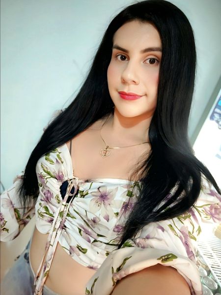 Soy muy tierna y sumisa
Estoy dispuesta a brindarte una aventura llena de lujuria y placer, te aseguro que junto a mí disfrutarás las más ricas fantasías sexuales, complaceré tus mas íntimos deseos, haré que te olvides de todo. 