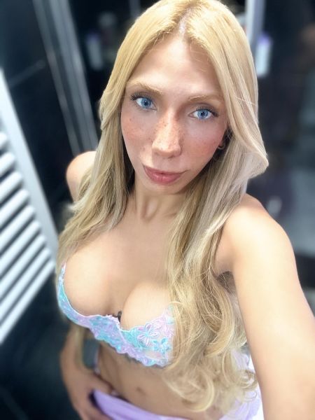 💖 Hi, my name is Luna, and I'm a friendly, cheerful, and fun-loving trans woman. With me, you'll enjoy incredible moments that will help you completely disconnect from your routine. I'm here to share my positive energy with you and provide unforgettable experiences 💋🌸✨ 🍽️ I love getting together with my loved ones for a good barbecue, and I also love shopping at the best stores in town. I appreciate good taste and the little pleasures 💄🛍️🥂 🍝 On the other hand, I love going out for pasta at any recommended restaurant and dancing at my favorite clubs. The night inspires me, the rhythm liberates me, and fun is guaranteed 💃🎶💫 ✈️ One of my greatest passions is traveling to the most breathtaking places in the world. Exploring new cultures and letting myself be surprised is what fills my soul 🌍👜🌺 💌 I would love for you to contact me so we can start sharing all these activities together. Let's have a wonderful time, with laughter, camaraderie, and lots of joy! 💞🎀🍷 📲 Call me, you'll see how much you'll love the experience. I'm really looking forward to meeting you and experiencing something magical with you! 😘🌹💖