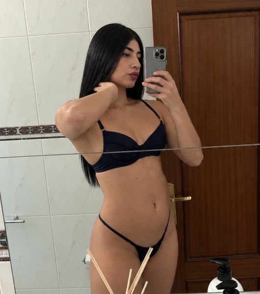 Hola… un placer saludarte.

Soy Enllel , educada, cercana y con una sonrisa que invita a descubrir más.

Si estás buscando desconectar, dejarte llevar y vivir una experiencia donde el deseo fluya sin límites, conmigo podrás disfrutar desde una hora intensa hasta un fin de semana inolvidable. 

Me encanta el juego de miradas, la tensión que se siente antes del primer roce… y todo lo que viene después.

Soy de cuerpo atlético , de piel muy suave, completamente libre de vello, cada centímetro listo para ser explorado con calma… o con hambre. 

En la intimidad me entrego con pasión, morbo y complicidad. 

Me gusta sentir y hacer sentir. 

Que haya química, piel con piel, respiraciones que se mezclan y ese “buen rollo” que convierte el momento en algo adictivo.

Todo depende de ti, de tu energía, de lo que surja cuando nuestras miradas se encuentren.

La discreción es parte del juego.