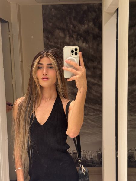 💋 Hola, soy Kylie

Una jovencita trans encantadora, de mentalidad abierta y sonrisa permanente, siempre lista para vivir nuevas experiencias llenas de chispa y buena energía ✨

Me considero una chica divertida, dulce y muy cercana, que disfruta rodearse de personas auténticas con las que compartir momentos de calidad.

Me encanta salir a cenar en ambientes románticos, donde podamos saborear cada plato… y cada mirada 🍷

Soy una amante del mar: caminar por la playa, sentir la arena y el agua en los pies, es uno de mis pequeños placeres 🌊

Y claro… me gusta cuidar mi cuerpo, por eso entreno a menudo en el gimnasio para estar siempre en forma y radiante 💪💫

📲 Si tú también valoras estas experiencias sencillas pero inolvidables, contáctame.

Estoy lista para compartir contigo algo especial… y muy placentero.