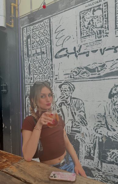 Delicada por fuera, segura por dentro.
Valoro la estabilidad, la atención y la generosidad.
Solo para hombres decididos y seguros de sí mismos que saben exactamente cómo tratar a una mujer como yo.💋💋