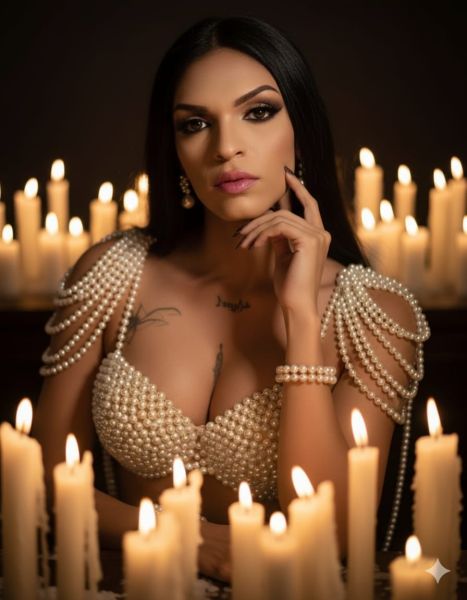Una morena  totalmente complaciente dotada de 24cmt sociable una chica adaptada a todo tipo de situación full discreta educada y con mucho morbo ojo solo para cliente solventes 