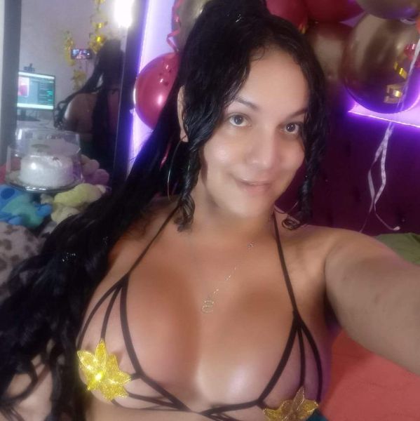 Hola mis amores recién llegada al país más voluptuosa repotenciada y despampanante que antes... Muchos años sin estar aquí pero si me conoces sabes que soy la chica trans más complaciente, sucia, guarra, morbosa y pervertida que has conocido... Toda una caballota excelente trato, amable y educada, aunque también puedo ser salvaje y dominante todo como quieras... En mi encontrarás todo lo que buscas no tengo límites de nada y me encanta el juego de roles... Sal de la rutina y anímate a pasar un rato agradable e interesante con un bombón como yo, disfruta mi estadía en el país😈