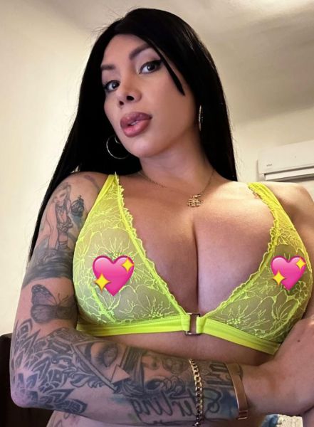 
Soy Karina Sterling, una chica trans que derrocha diversión, simpatía y un carácter que te encantará al instante 😉💖

Mi filosofía es saborear cada instante de la vida, y a mi lado, la diversión está garantizada 🔥🌹

Adoro las tardes de compras, descubriendo juntos tesoros y quizás algún capricho sensual 😏🛍️, así como las cenas y comidas que se convierten en fiestas improvisadas con amigos cómplices 🥂🎉

Mis espectáculos favoritos son una ventana a mundos fascinantes: el cine para soñar juntos 🎬, el teatro para sentir cada emoción en la piel ✨ y los conciertos para vibrar al unísono con la música que nos eriza 🎶

Y cuando llega el fin de semana, la pista de baile se convierte en nuestro territorio, donde la energía fluye y nuestros cuerpos se encuentran al ritmo de la noche 💃😈

Si sientes el deseo de compartir estos planes tan interesantes y descubrir la química que surge entre nosotros, no lo pienses más y levanta el teléfono 📞💖 

¡Te prometo una experiencia inolvidable! 😏💋