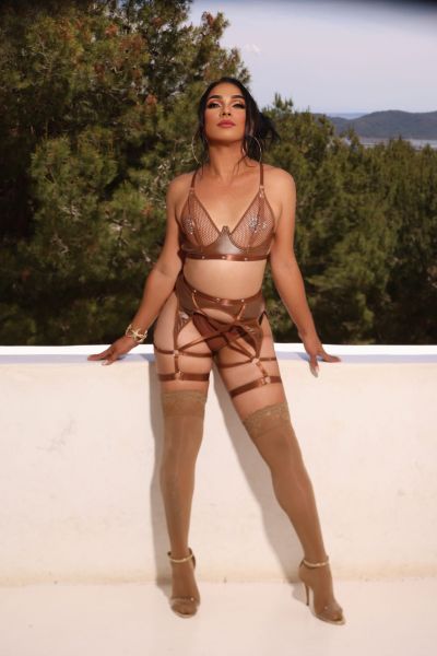 Hola amores soy Anitaconda chica trans colombiana juguetona, cañera y complaciente experta en principiantes masajista profesional trato de novios educada y de buena charla
