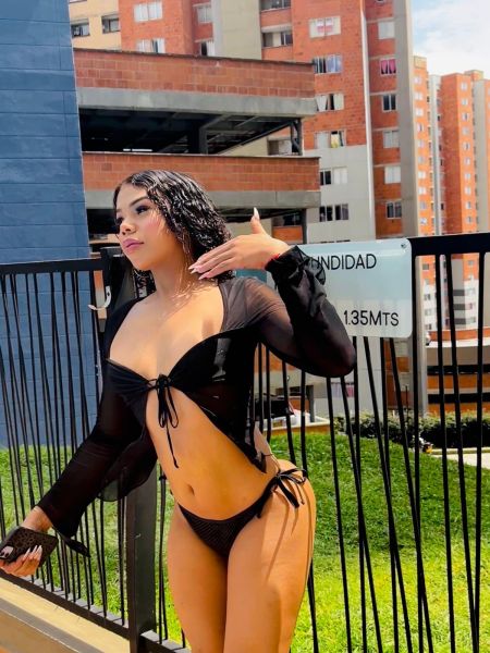 Déjate cautivar por una presencia magnética que no conoce límites.
Mi carisma, mi belleza y mi personalidad única están diseñadas para hacerte sentir especial en cada instante la vamos a pasar super rico.😉💋