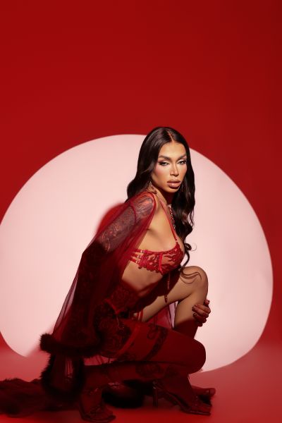 Je suis une femme active, dominante, adoptée, bien membrée et perverse, qui satisfait.