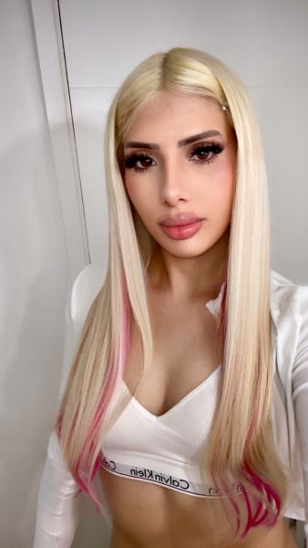 Rubia, femenina y muy delicada. Tengo 20 años y una energía dulce que se siente desde el primer momento. Me gusta que todo fluya con naturalidad, sin apuros, con buena conversación y esa complicidad que hace que la experiencia sea realmente especial, me perciben como mujer en todas partes para los que se atrapan con eso. 

Soy cariñosa, atenta y me preocupo de cada detalle. Disfruto que me traten con respeto y caballerosidad, porque creo que el buen trato lo cambia todo.

Busco encuentros tranquilos, discretos y con hombres educados que sepan valorar la compañía femenina de verdad. Nada de vulgaridades ni faltas de respeto.

Discreción absoluta y ambiente seguro. Si eres atento, limpio y sabes tratar a una mujer con delicadeza… nos vamos a llevar increíble 💋

No regateos, no apurados. Solo buena vibra y ganas de pasar un momento rico, relajado y con clase.