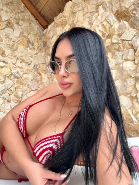 Déjate cautivar por una presencia magnética que no conoce límites.

Mi carisma, mi belleza y mi personalidad única están diseñadas para hacerte sentir especial en cada instante. 😉💖

Conmigo, cada momento se convierte en una experiencia exquisita, donde la elegancia es solo el inicio.

Descubre la calidez y la diversión que transforman lo ordinario en algo inolvidable.

Siempre vivirás lo mejor. 😈✨

Prepárate para disfrutar, sentir y dejarte envolver en la vivencia más deliciosa y sofisticada de tu vida.

Estar a mi lado es vivir algo auténtico, sin artificios, donde lo real supera cualquier fantasía.

El tiempo se convierte en lujo y cada segundo en un recuerdo imborrable. 🔥

Si buscas una vivencia distinta y una complicidad que encienda tu deseo, contáctame ahora. 📞
