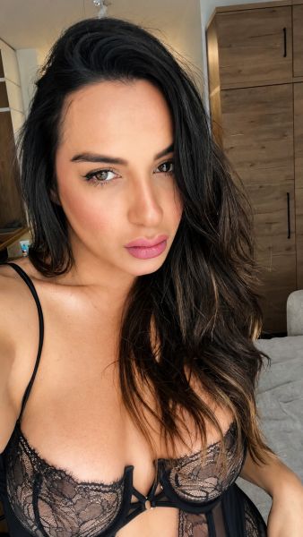  I am a feminine trans woman, elegant and naturally affectionate.

Delicacy, presence and discretion define the experience by my side.

I offer high-level company for selected moments, where every detail counts and nothing is rushed. My essence is soft, engaging and attentive, ideal for those who appreciate the connection, good energy and a touch of refinement.

I answer by appointment, always valuing comfort, respect and total confidentiality.

If you are looking for a pleasant, feminine and memorable company, I am up to it.