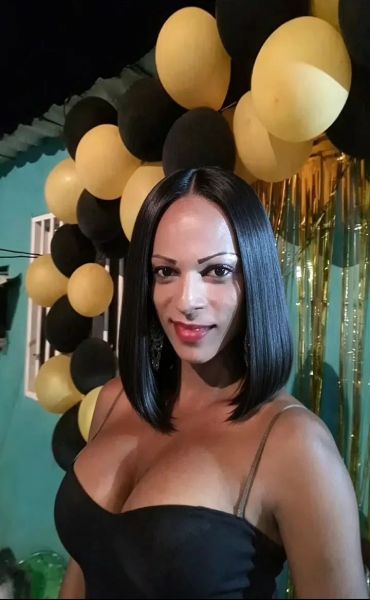 Soy chica transexual morena cabello por los hombros mido mido 179 tengo los senos operados las nalgas grandes mi pene mide un 21 cm por eso me encanta el sexo hago trío cuarteto todo lo que quieras hacer en una hora y media siempre diponiible pa lo q