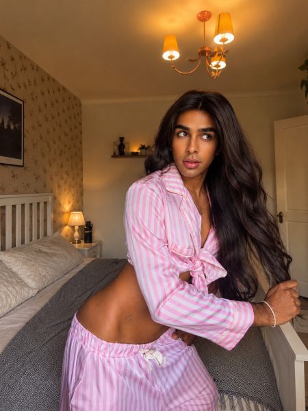 ✨ Nicht jede Begegnung ist Zufall… 🌹

24-jährige Latina, elegant, feminin und mit einer Ausstrahlung, die man erlebt haben muss.

Nur für kurze Zeit in der Stadt – deshalb zählt jeder besondere Moment. ✨

Ich mag Männer mit Stil, Selbstbewusstsein und guten Manieren. Diskretion, Respekt und eine angenehme Atmosphäre sind für mich selbstverständlich.

Neugierig geworden? Dann wag den ersten Schritt. 😉

💋 Schreib mir – vielleicht wird aus deiner Neugier schon bald eine unvergessliche Begegnung.