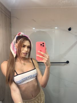 Amira Leon