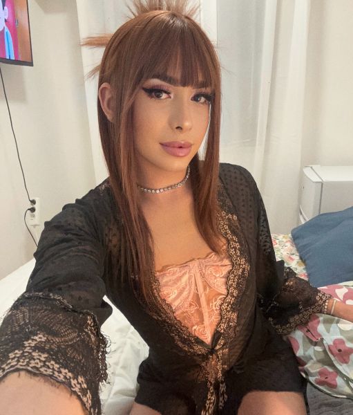 Hola, soy Clara Andrade, una mujer hermosa, elegante y coqueta, con un encanto irresistible. 🎀✨

Sofisticada, siempre impecablemente presentada y naturalmente discreta, represento el equilibrio perfecto entre belleza, sensualidad y elegancia. Mi presencia atrae miradas de forma natural, mi sonrisa deja huella y mi cálida personalidad hace que cada encuentro sea verdaderamente único.

Me encanta crear momentos agradables, auténticos e inolvidables, siempre priorizando el respeto, la higiene, la comodidad y la máxima discreción. Si buscas una compañía exclusiva con alguien carismática, elegante y llena de encanto, estaré encantada de conocerte.

💎 Solo con cita previa.
🤍 Máxima discreción, respeto mutuo e higiene impecable.
📍 Ubicación privada o desplazamientos disponibles bajo solicitud.

Permítete disfrutar de una experiencia realmente inolvidable. Estoy segura de que tendrás ganas de repetir. 💋