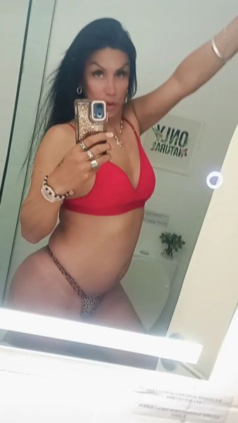 Tu mejor opción al momento de contratar un servicio sexual.
Activa, pasiva y súper dotada!
Buen culo, lindas piernas y hermosa piel.
Contactame!