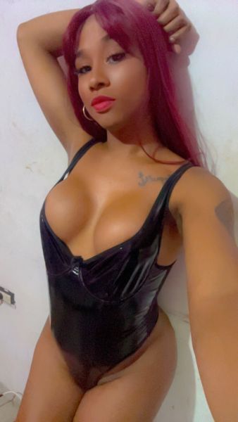 Hola, soy, una morena muy delicada, con un buen busto y pomposas nalgas, las cuales, en posiciones correctas, te harán disfrutar al máximo, experta en todas las posiciones. Manos bien arregladas, te trataré como si fueras mi novio, con muchos besos y caricias apasionados, nos ducharemos juntos. Puedo realizar masajes relajantes o un rico prostático, según sea tu elección. Si tienes alguna curiosidad, soy experta en transformaciones, ¡Quedarás bella! Tengo variedad de lencería sexys para nuestro encuentro. Soy de rol versátil, puedo jugar a ser muy activa o sumisa ante ti, pero de algo sí estoy segura: ¡Mis 20 cm de dotación serán tu deleite!

Si me lo pides, a nuestro encuentro puedo llegar con un vestido sexy o sencilla, como así lo prefieras. Cuando conversemos por teléfono, cuéntame tu fantasía, yo te la puedo hacer realidad. Soy muy mente abierta. También puedo prestar mi tiempo a parejas, de hecho, me encanta. Puedo atender a ambos a la vez. Te permito realizar fotos de nuestro encuentro, con un costo adicional, y no lo olvides: te encantará mi femineidad!

SIRENA EXQUISITA