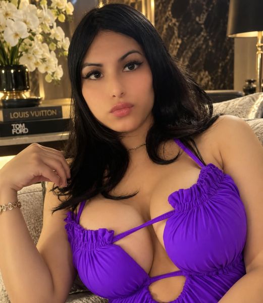 Holi mi nombre es Celeny chica de cuerpo espectacular y muy femenino tengo muy buena química ,muy ardiente y con un trato A1 no te arrepentirás de conocerme 😈