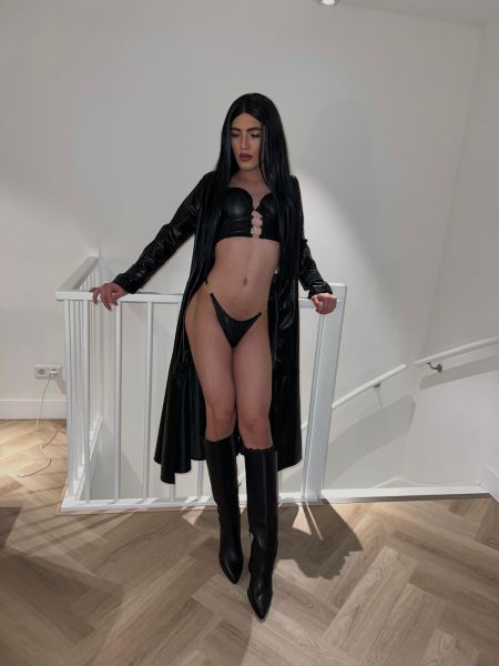 Hello my loves, I'm NEW TO THIS AND I COME FROM COLOMBIA, a beautiful COLOMBIAN, very feminine and I'm here to fulfill all kinds of fantasies that you want to fulfill. I have a statuesque body with a big cock for you, I also serve couples... I give y