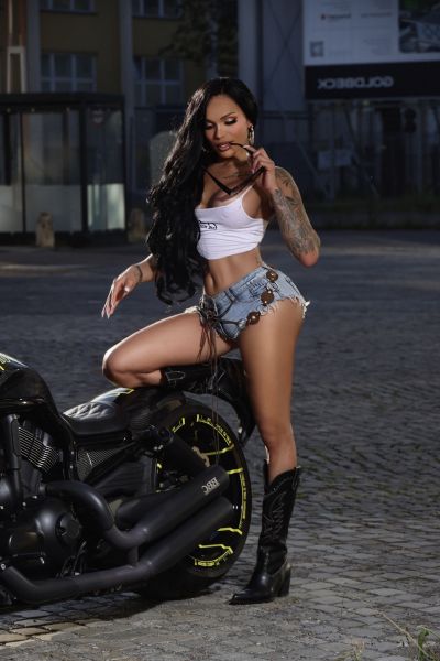 ✨ Wenn Du auf der Suche nach einer aufregenden transsexuellen Begleitung in stilvoller und angenehmer Atmosphäre bist, dann bist Du bei mir genau richtig. 💋

Ich genieße sinnliche Momente in vielen Facetten und freue mich darauf, Dir eine unvergessliche Zeit zu bereiten. ❤️

Damit Du Dich rundum wohlfühlst, lege ich großen Wert auf Aufmerksamkeit, Diskretion und eine entspannte Atmosphäre. 💖✨