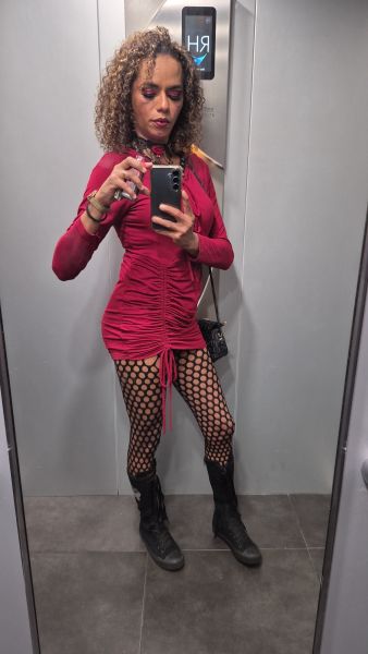 Je suis une belle femme trans brésilienne féminine active ou passive ou les deux ,soumise ou dominatrice selon tes désirs, je peux être gfe si tu aimes et je parle français, turque et portugais .
Scénario, fêtes ect...