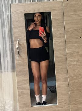 Mía Stefanía adarah  