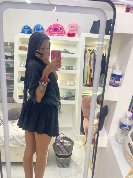 Holi soy Andrea , soy una chica trans empezando en su transición, tengo 20 años , soy delgada pero mantengo mi cuerpo en forma mediante el gimnasio, de una estatura promedio de 1.75 , soy virgo , no me cierro a nada me gusta experimentar pero sin llegar a pasar un límite,soy de la Habana 10 de octubre Mónaco, hago contenido pero por ahora solo mío haciendo cositas jugando con jueguetitos sexuales y cumpliendo fetiches o fantasías y pues me abrí esta app para ver qué tal todo y pues generar ingresos de una u otra forma también , cualquier inconveniente o curiosidad pueden hablarme al pv 