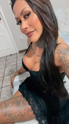 Morena tatuada 