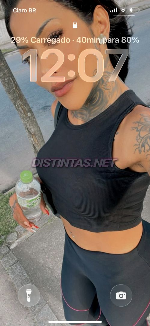 Morena tatuada 