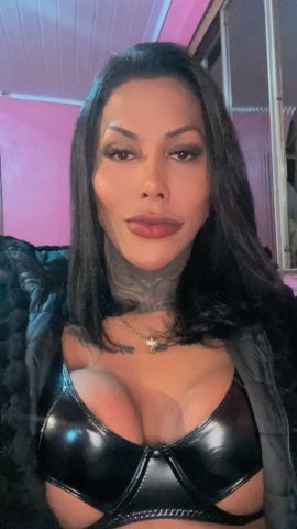 Morena tatuada 