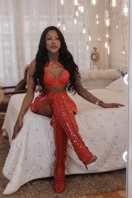 Morena tatuada 