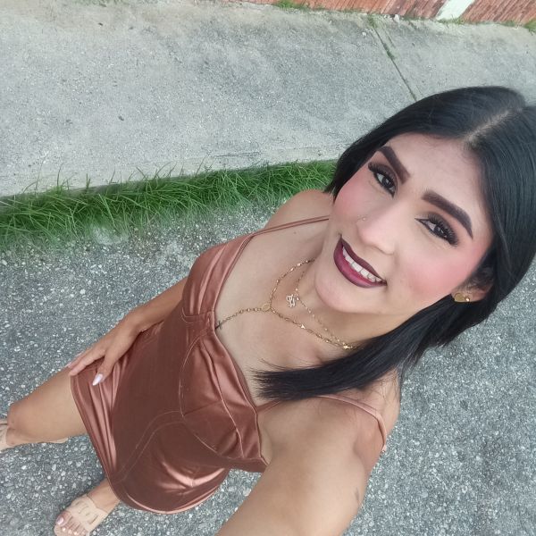 Hola me llamó Ema Rous soy una chica complaciente amable responsable cariñosa 