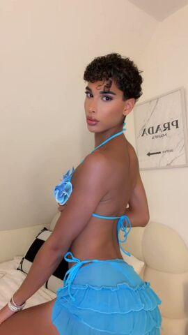 Zahia Hot