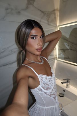 Zahia Hot