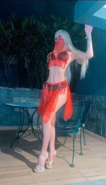 Salut chéri, je m'appelle Nicole Barbie, j'ai 22 ans et je suis très bien dotée (19 cm). Je suis très active comme passive, j'adore faire la fête et réaliser tous tes fantasmes et fétichismes. Alors, viens briser la routine avec une trans aussi belle et sexy, prête à tout pour satisfaire tes moindres désirs.
Je réalise tous tes souhaits, mon petit coquin.
