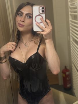 Alexandra Leon