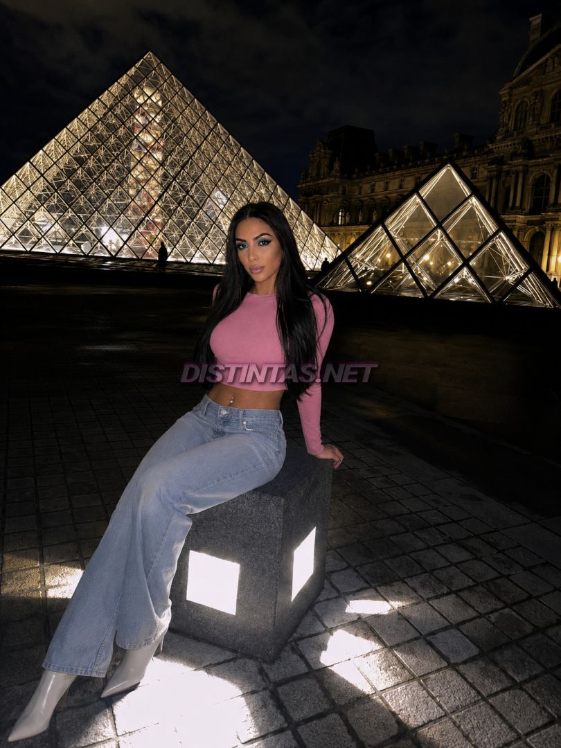 Anitta 100% feminine