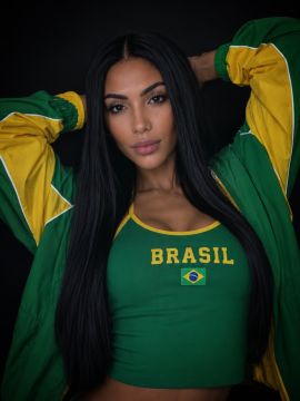 Anitta 100% feminine