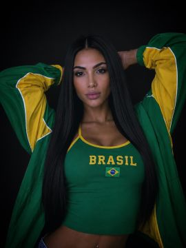 Anitta 100% feminine