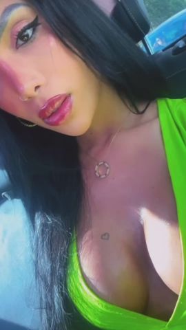 Anitta 100% feminine