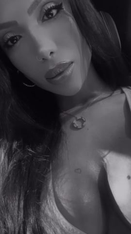 Anitta 100% feminine