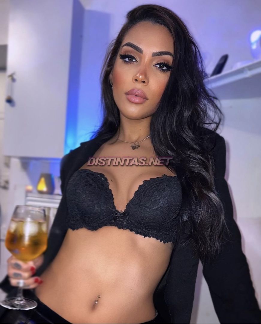 Anitta 100% feminine