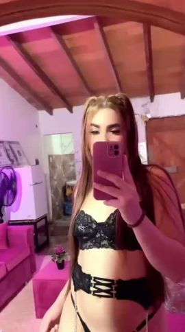 Evee Hot