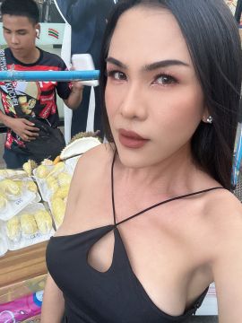 Poy ladyboy