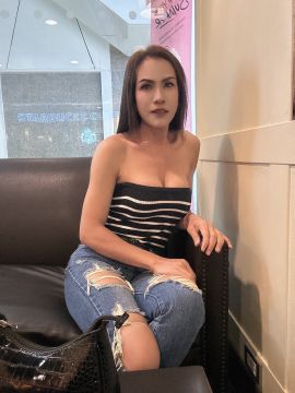 Poy ladyboy