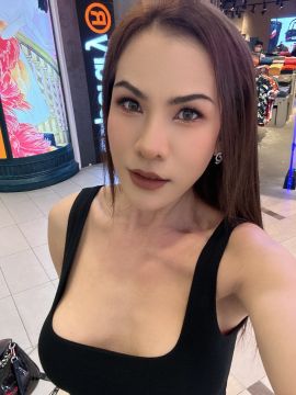 Poy ladyboy