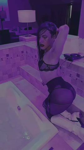 Mia Es