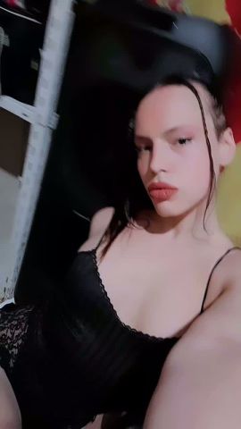 Mia Es