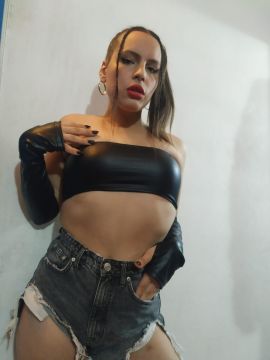 Mia Es