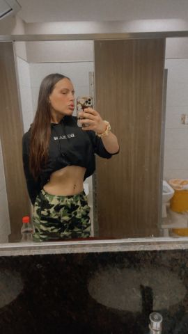 Mia Es